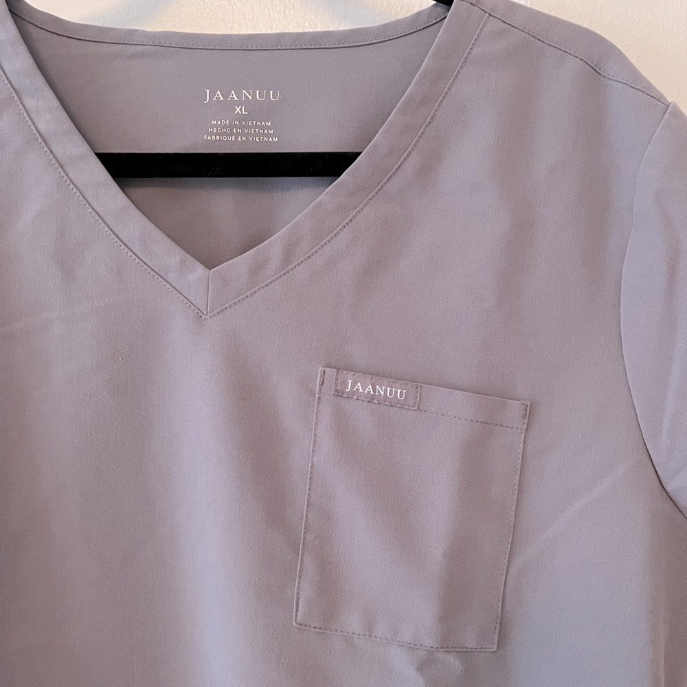 JAANUU 3 Pocket Scrub Top